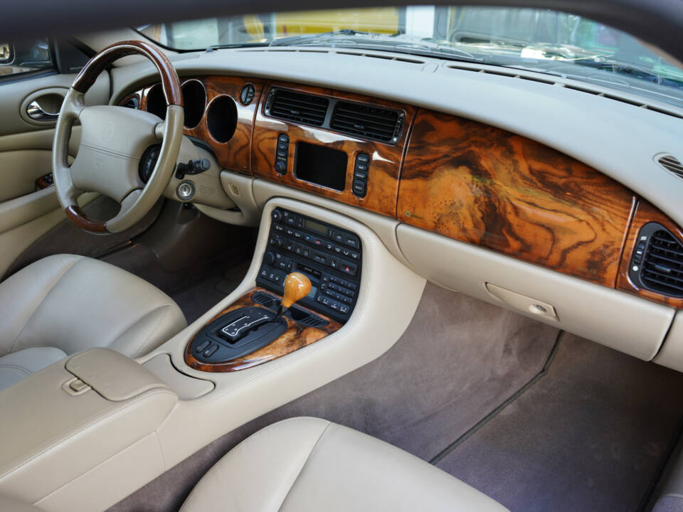 Image 21/50 of Jaguar XKR (2001)