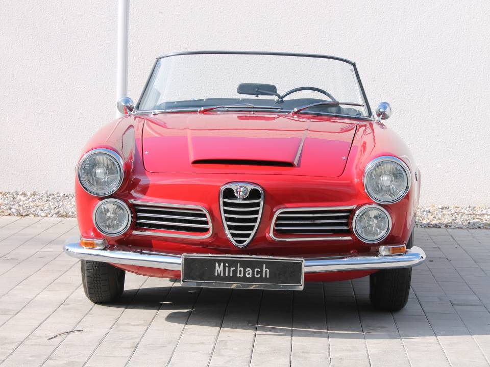 Image 3/37 de Alfa Romeo 2600 Spider (1964)