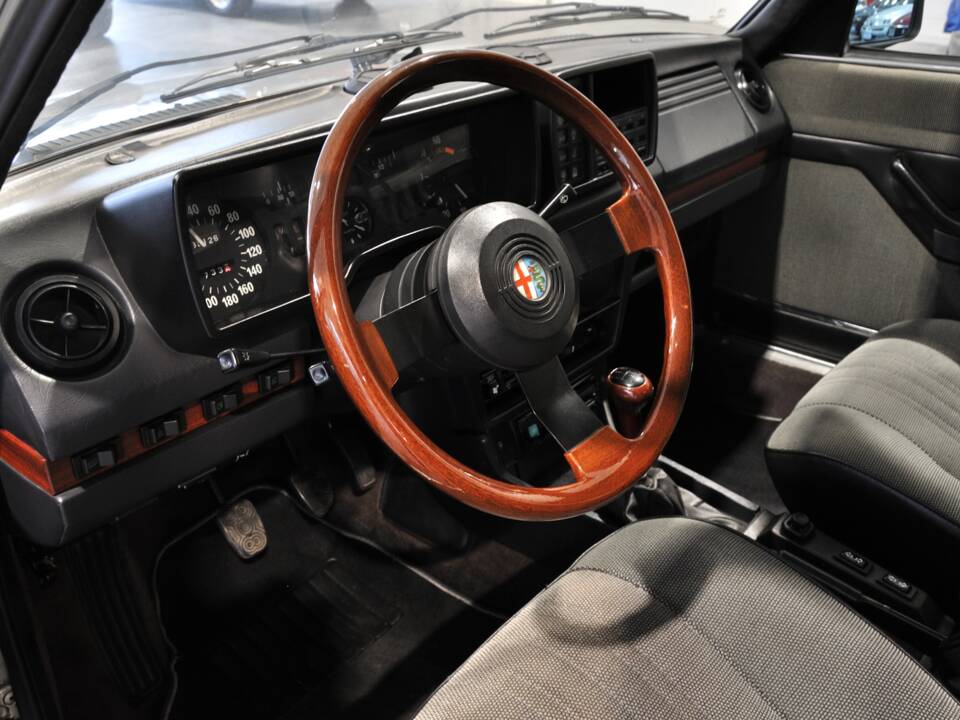 Image 21/49 of Alfa Romeo Alfetta 2.0 (1983)