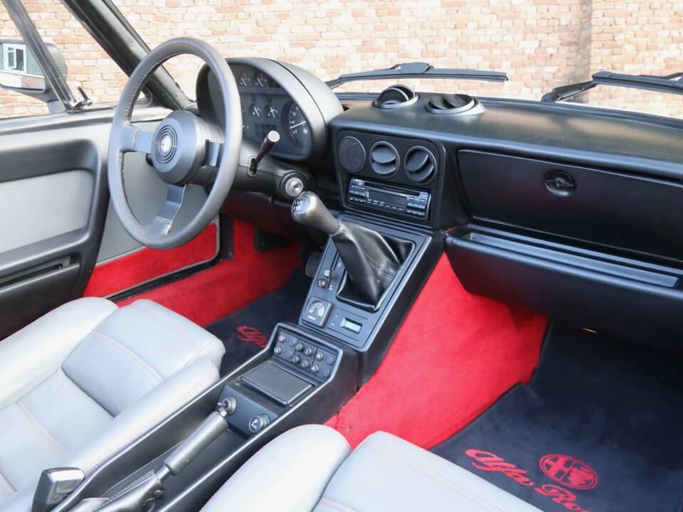 Immagine 36/50 di Alfa Romeo 2.0 Spider QV (1988)