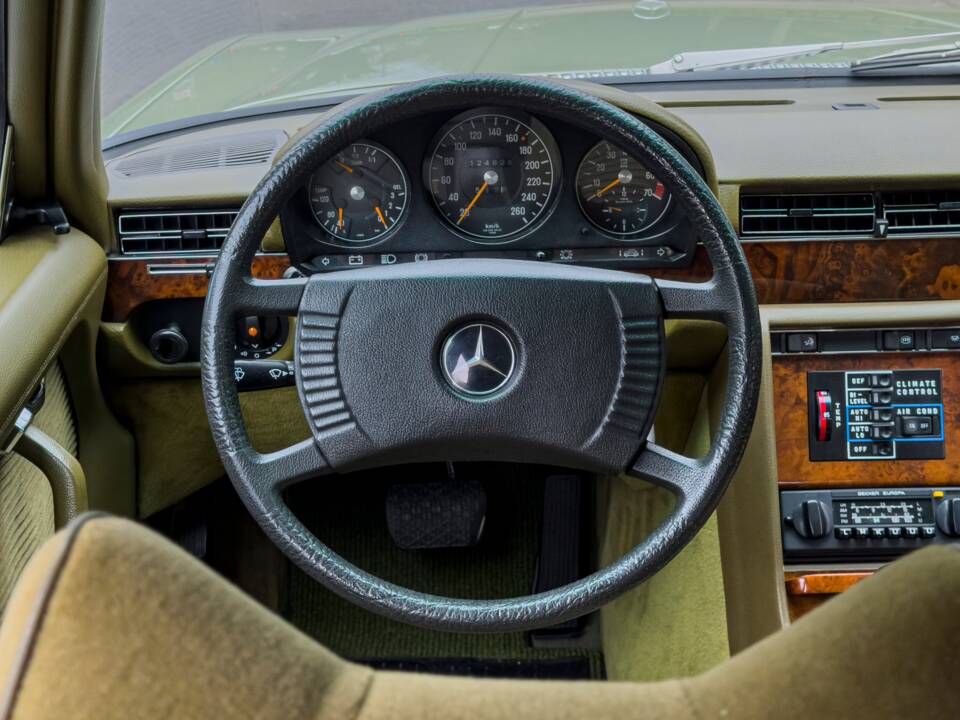 Image 14/26 of Mercedes-Benz 450 SEL 6,9 (1979)