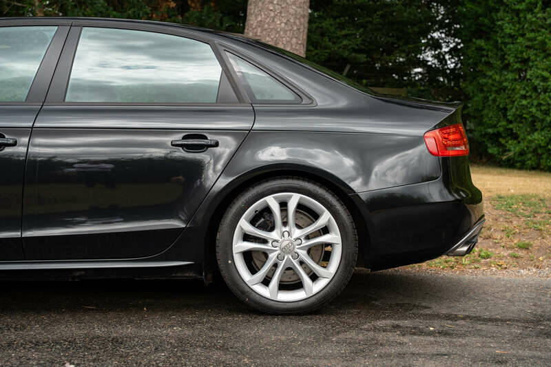 Image 21/50 of Audi S4 (2010)