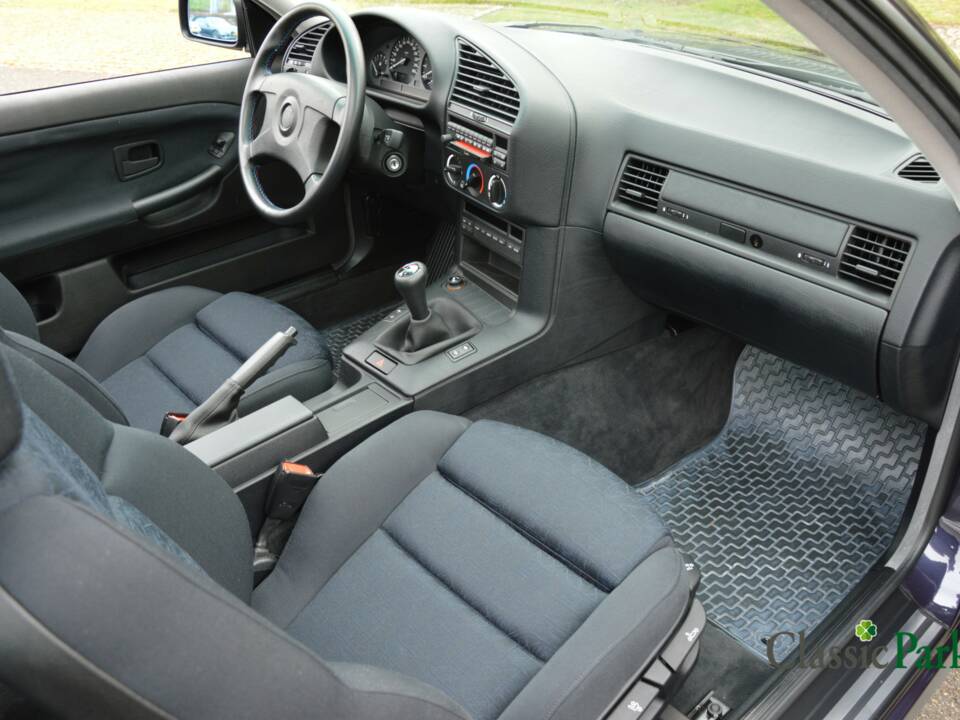 Bild 22/50 von BMW 320i (1994)