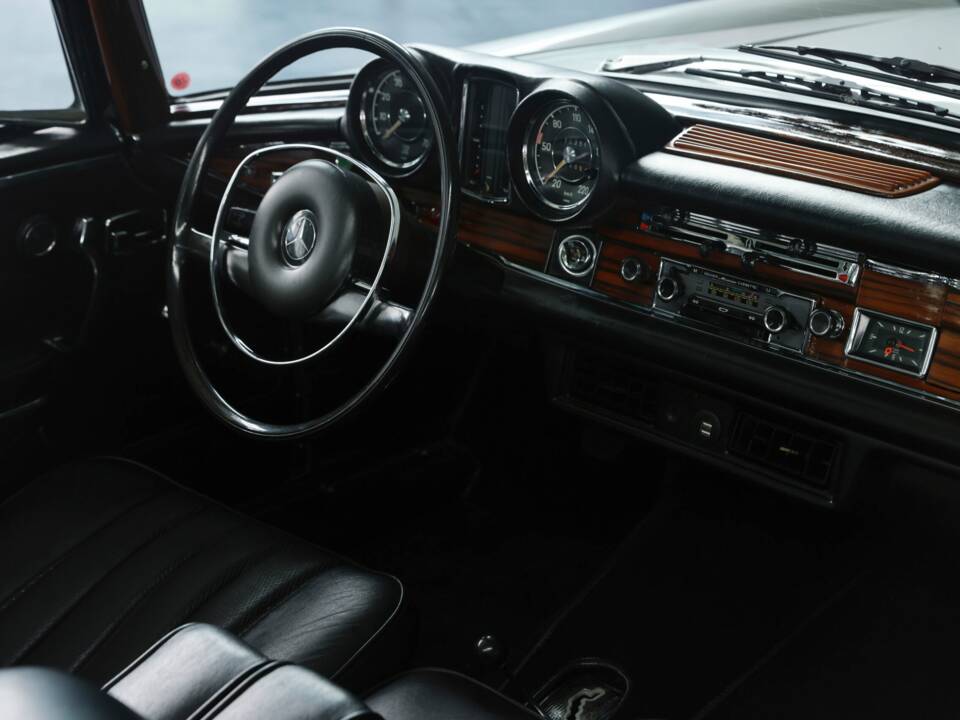 Image 28/48 of Mercedes-Benz 280 SE (1969)
