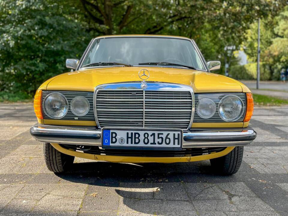 Image 19/139 of Mercedes-Benz 240 D (1978)