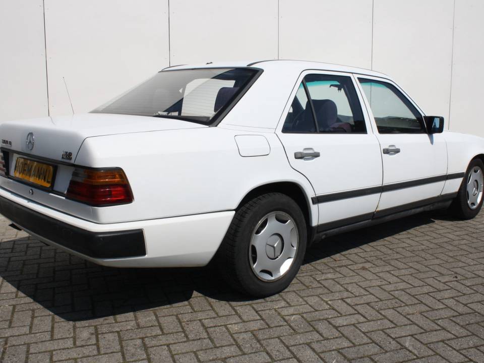 Imagen 2/11 de Mercedes-Benz 300 D (1985)