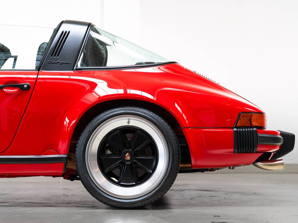 Image 24/31 of Porsche 911 Carrera 3.2 (1988)