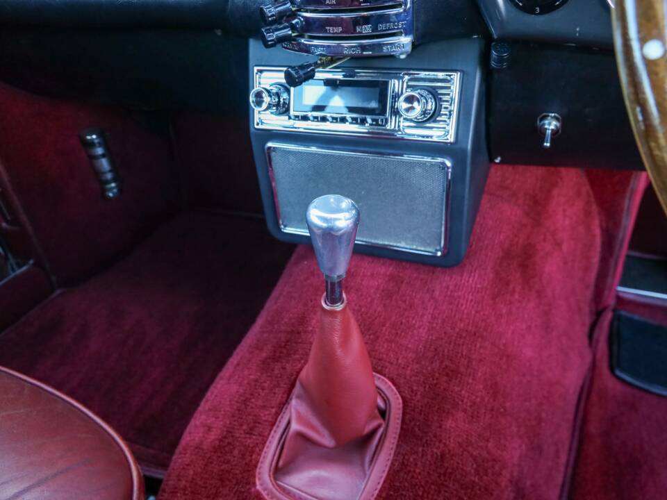 Bild 43/50 von Aston Martin DB 6 (1968)