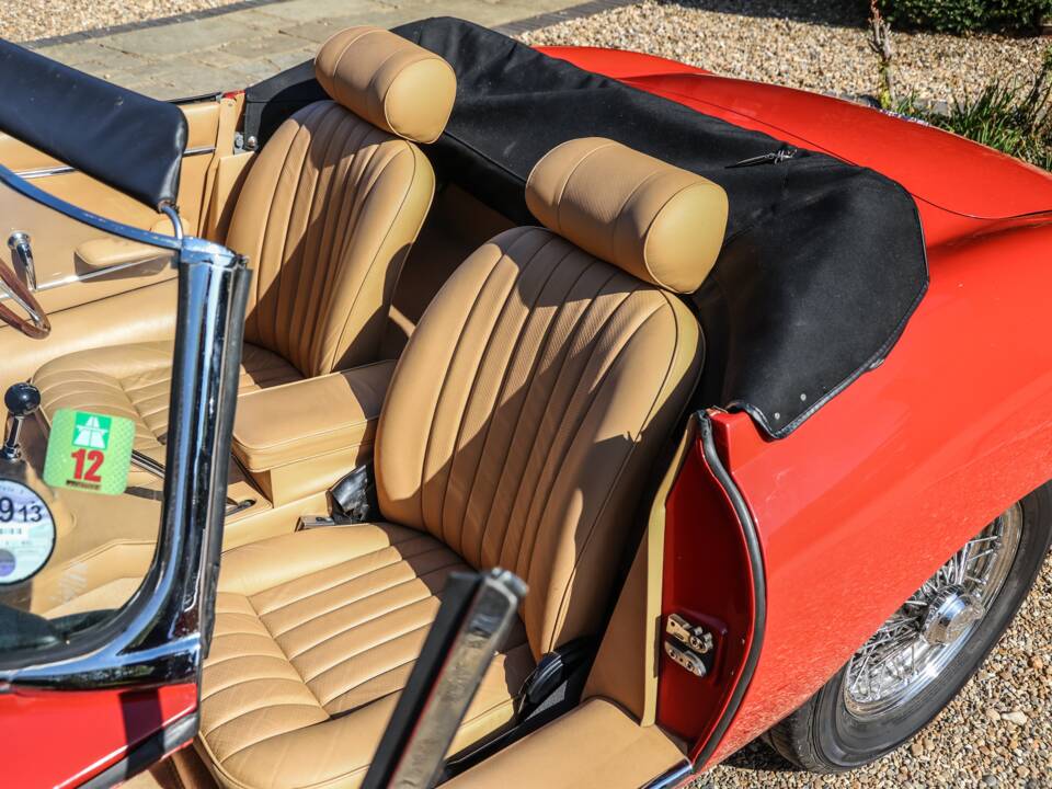Image 37/41 de Jaguar E-Type (1968)