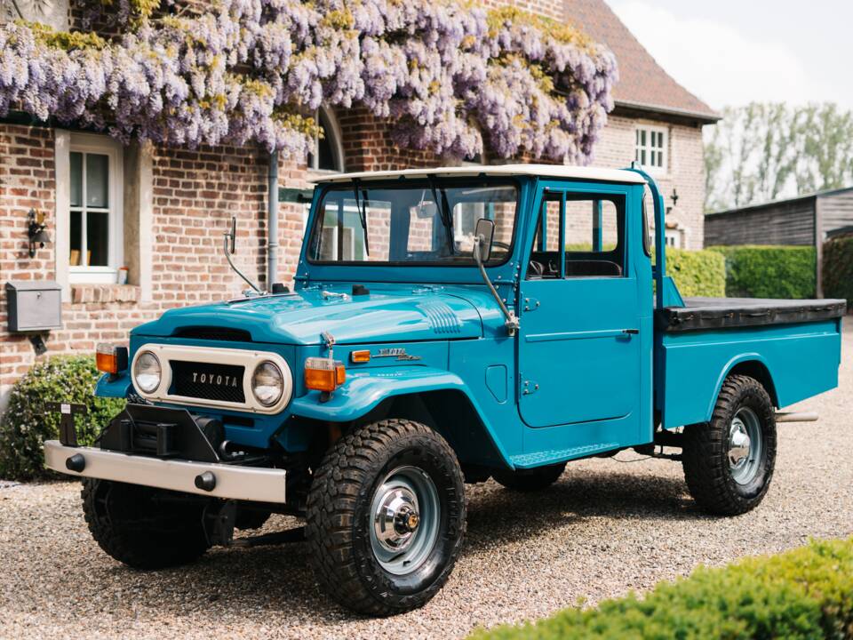 Image 1/20 of Toyota Land Cruiser FJ 45 (1976)