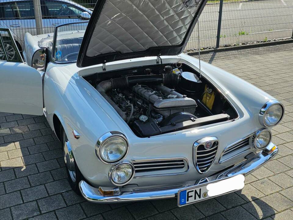Image 5/8 of Alfa Romeo 2600 Spider (1963)
