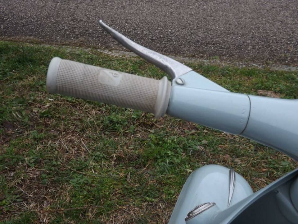 Image 17/50 de Piaggio Vespa 125 (1961)