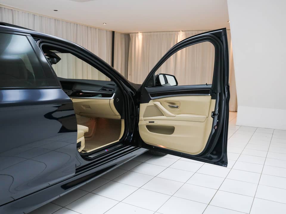 Image 12/24 of BMW 550i (2012)