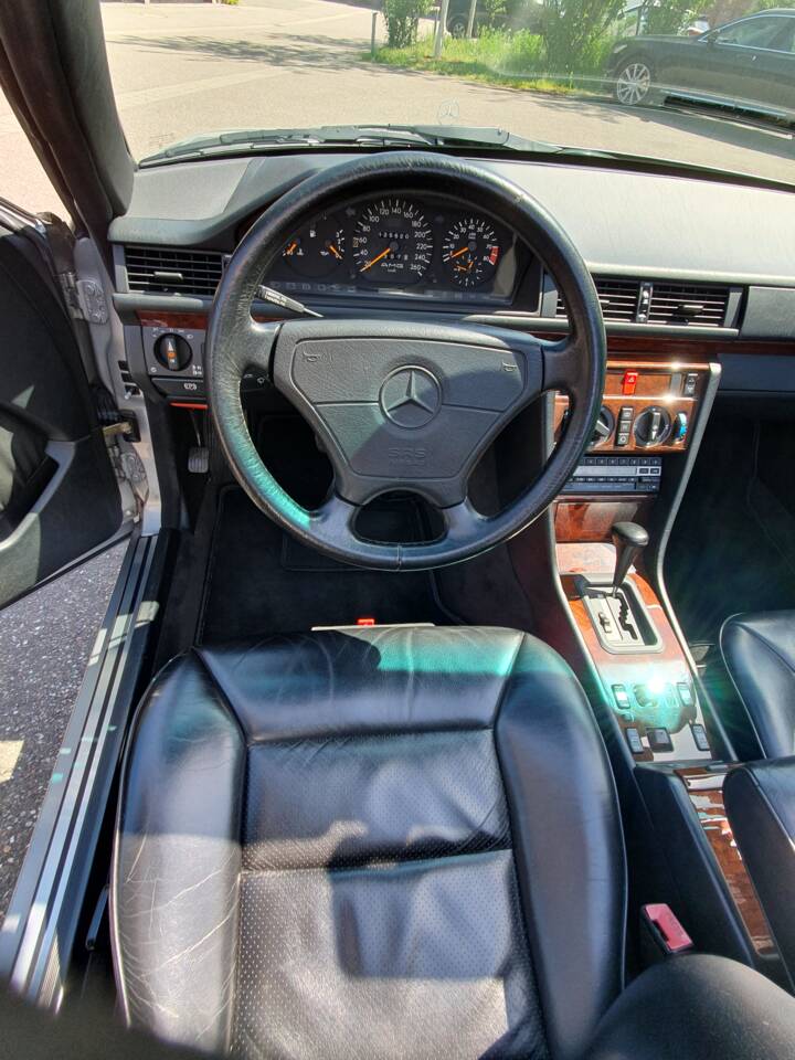 Imagen 55/94 de Mercedes-Benz 300 CE-24 3.4 AMG (1992)