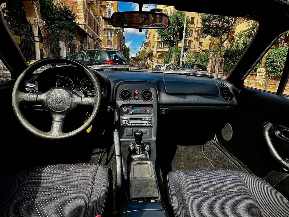 Immagine 4/8 di Mazda MX-5 1.6 (1996)