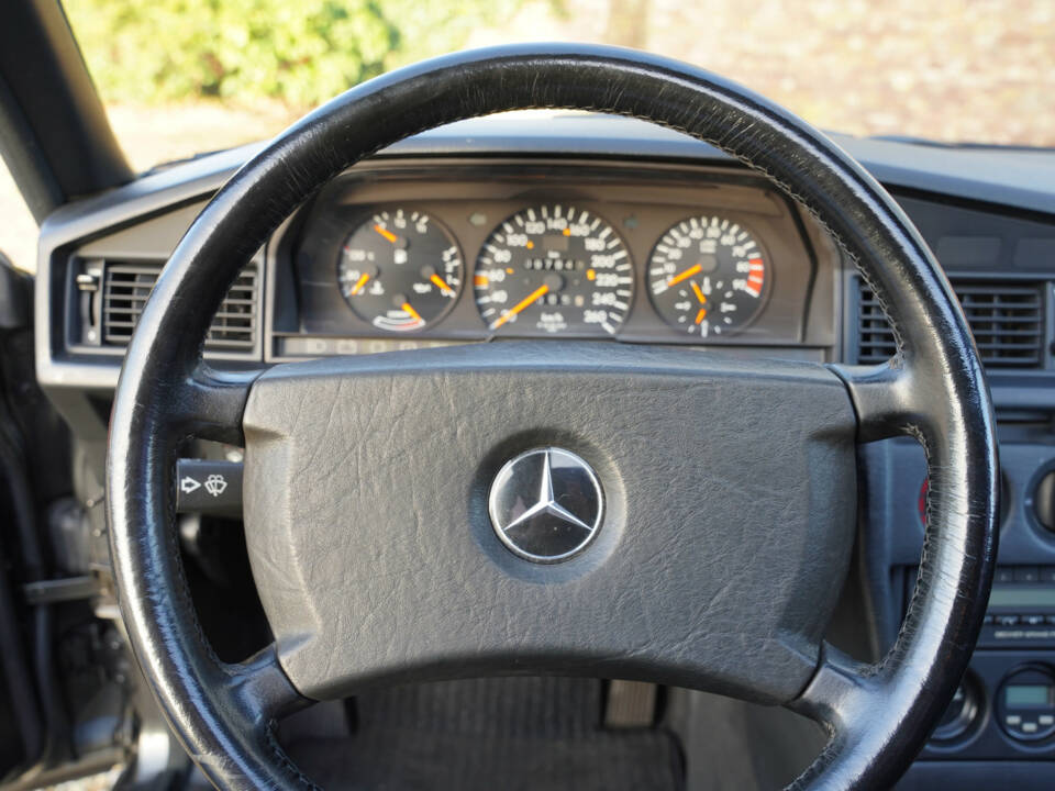 Image 39/50 de Mercedes-Benz 190 E 2.5-16 (1991)