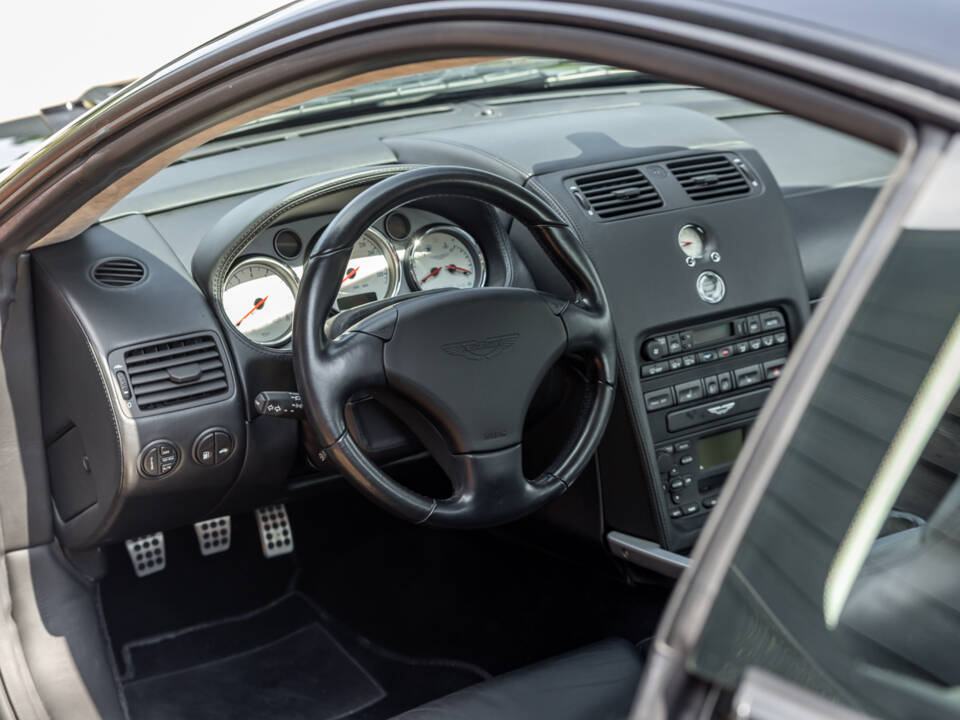 Image 14/56 of Aston Martin V12 Vanquish S (2005)