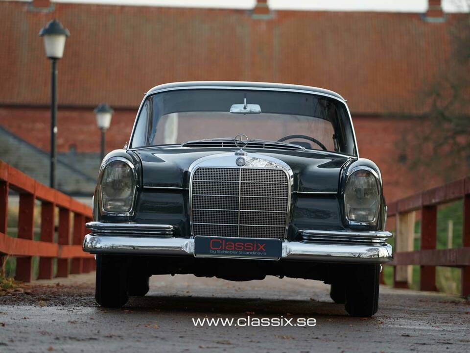 Image 18/24 of Mercedes-Benz 220 S b (1965)