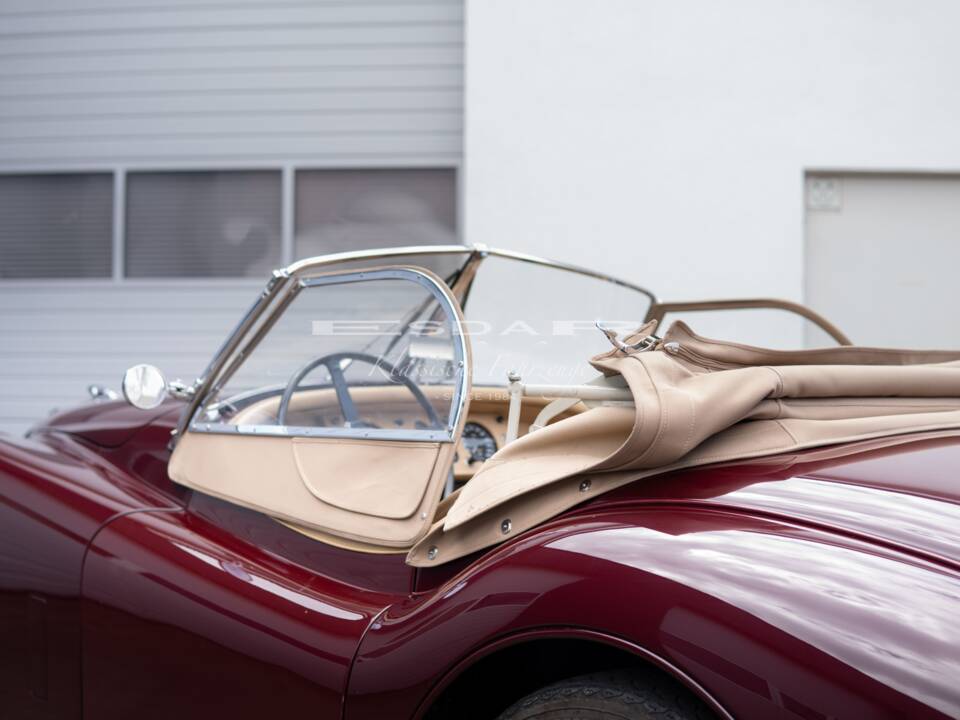 Image 22/32 de Jaguar XK 140 OTS (1955)