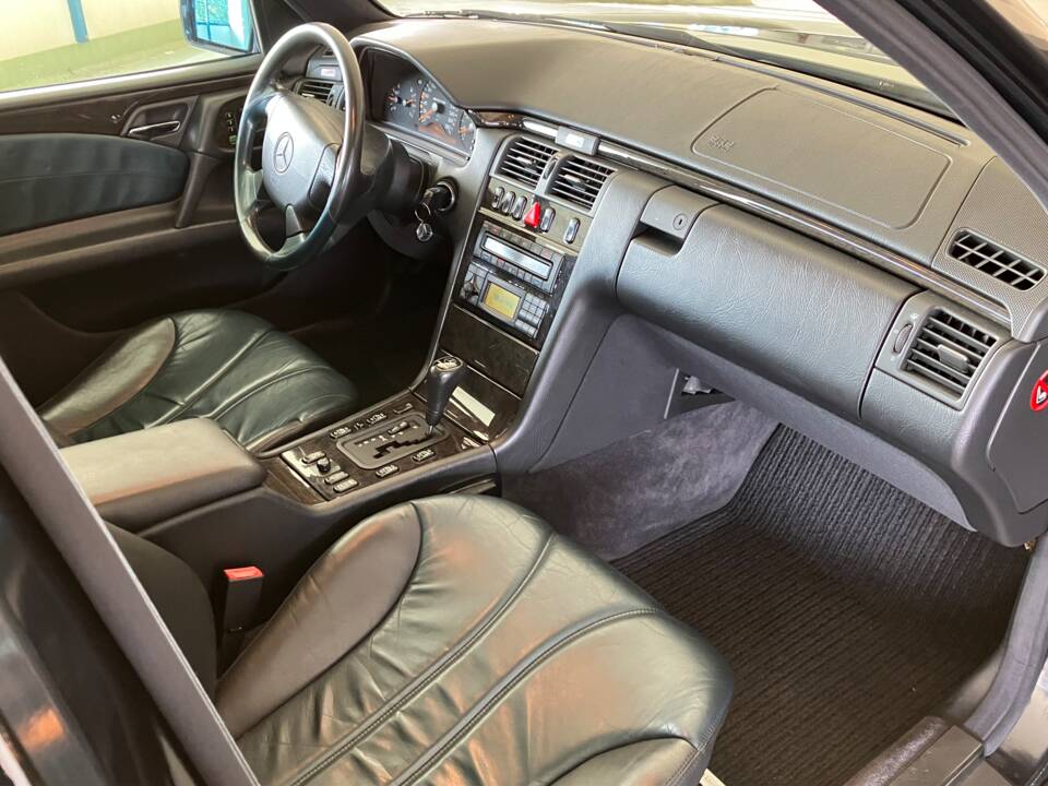 Afbeelding 12/21 van Mercedes-Benz E 50 AMG (1997)