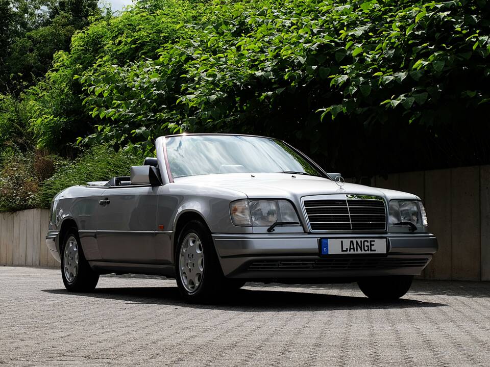 Image 2/69 of Mercedes-Benz E 320 (1994)