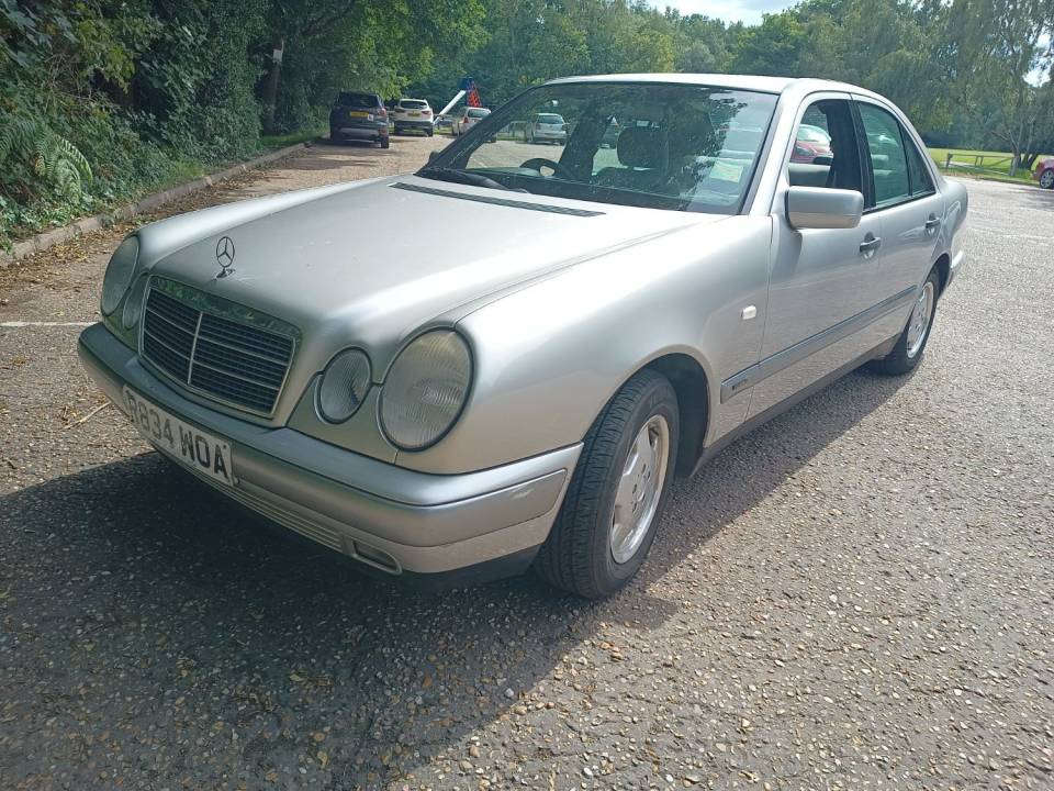 For Sale: Mercedes-Benz E 240 (1998) offered for €2,333