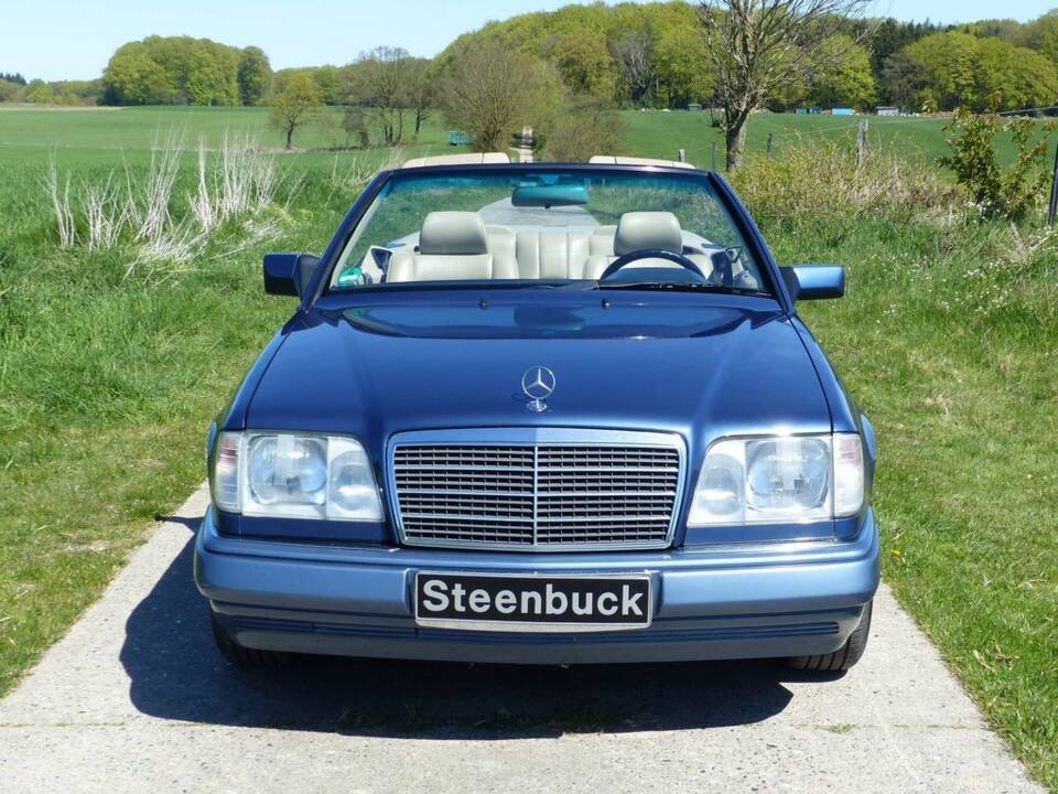 Mercedes-Benz E 220 Cabriolet (C 124) nachtblau 1994