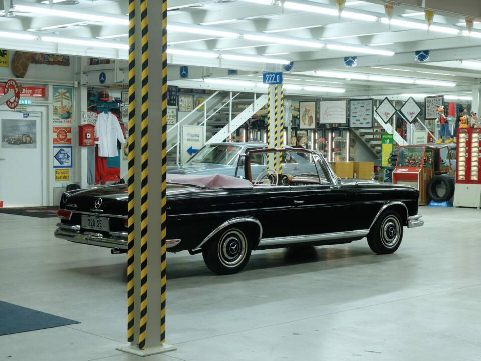 Image 15/50 of Mercedes-Benz 220 SE b (1963)