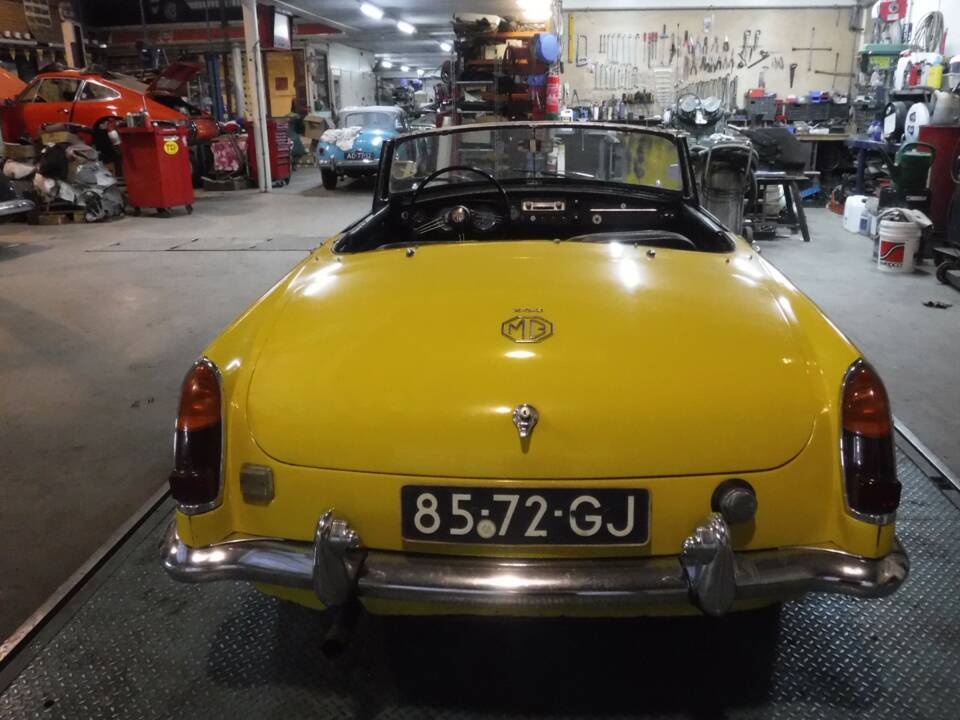 Image 4/50 of MG MGB (1967)