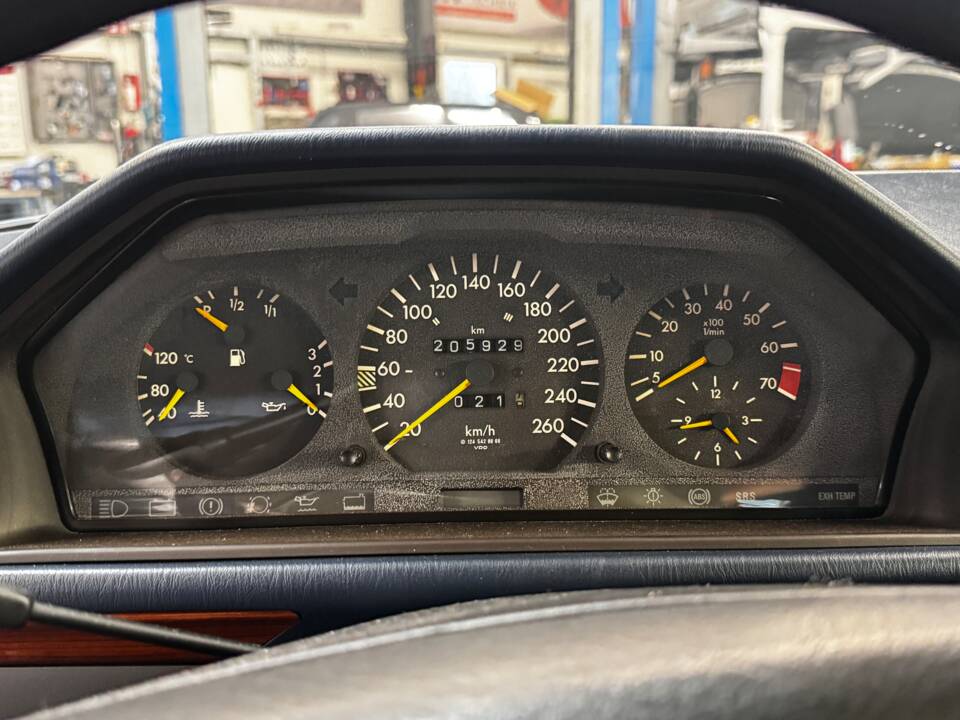 Bild 17/49 von Mercedes-Benz E 320 T (1993)