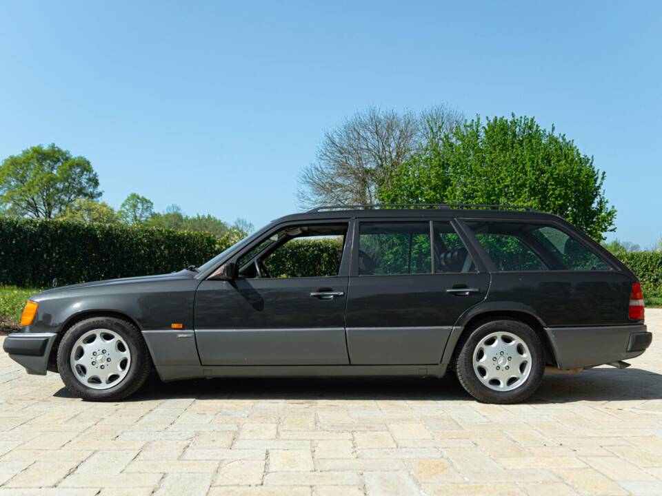 Immagine 4/44 di Mercedes-Benz 200 TE (1992)