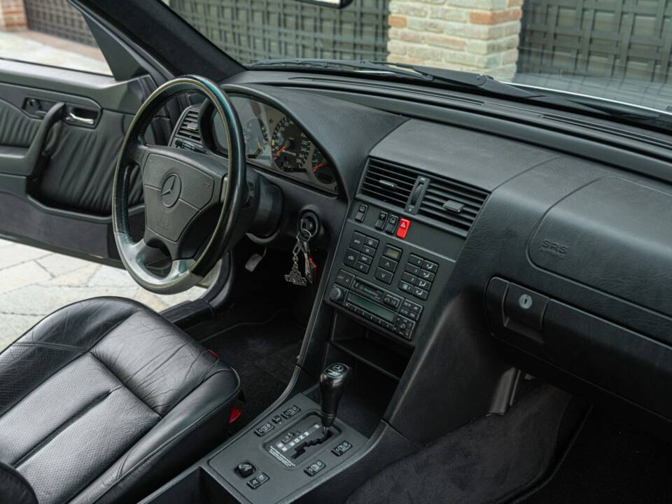 Image 25/50 of Mercedes-Benz C 36 AMG (1995)
