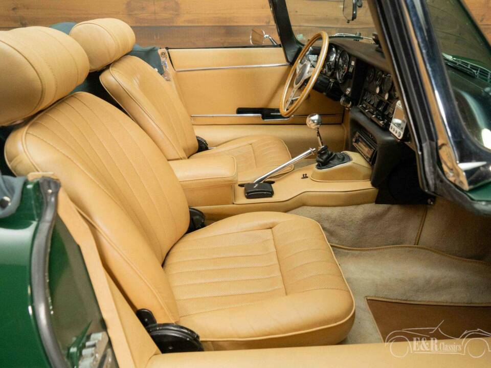 Image 15/19 of Jaguar E-Type (1970)