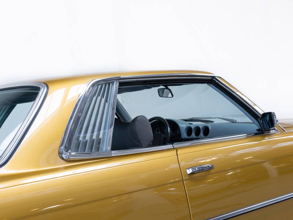 Image 27/32 of Mercedes-Benz 350 SLC (1971)