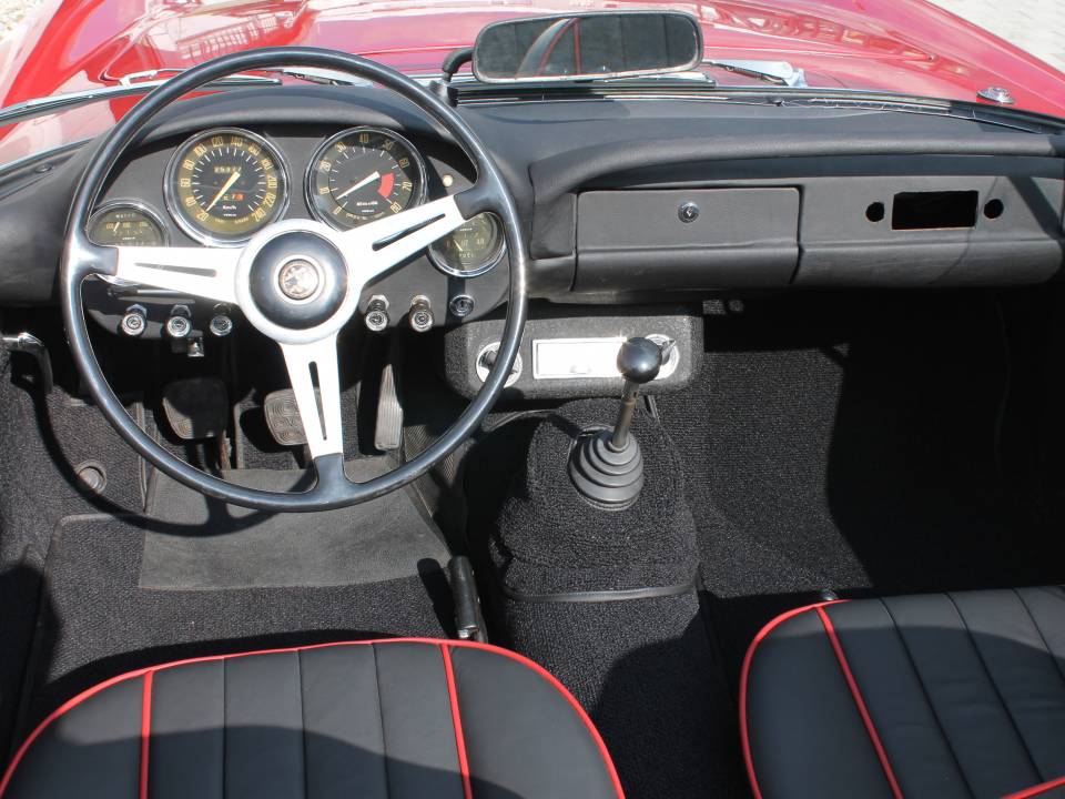 Image 18/37 de Alfa Romeo 2600 Spider (1964)
