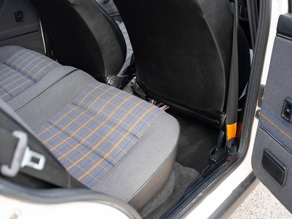 Image 28/48 de Volkswagen Golf Mk II GTi 16V 1.8 (1990)