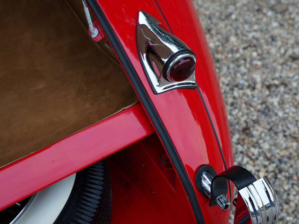 Image 29/50 of Jaguar XK 120 OTS (1954)