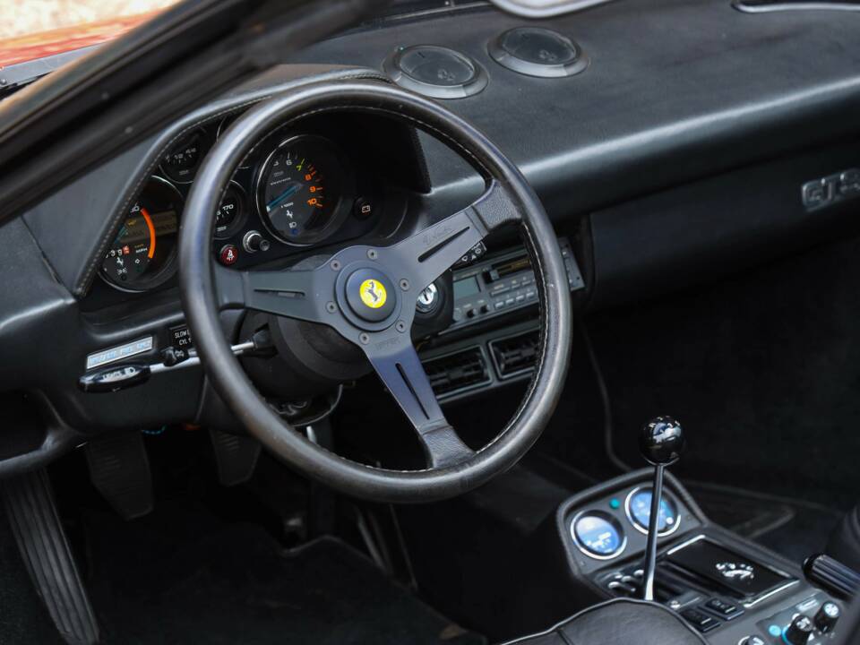Image 35/50 de Ferrari 308 GTSi (1981)