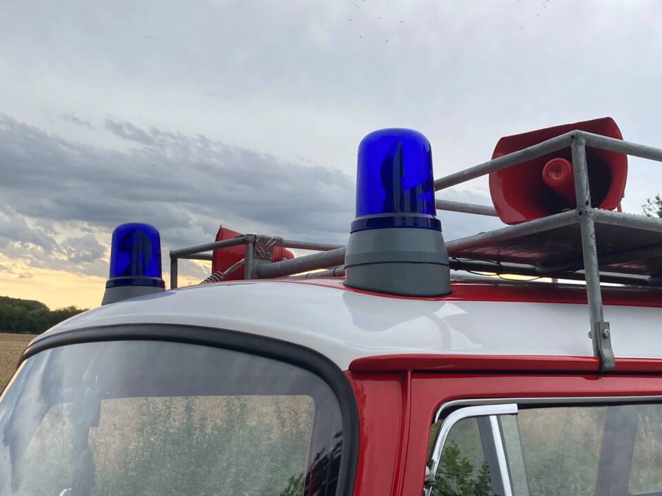 Blaulichter und Martinshorn funktionsfähig und zugelassen (ohne Abdeckung z.B. bei Fahrten zu Oldtimer-Veranstaltungen)
