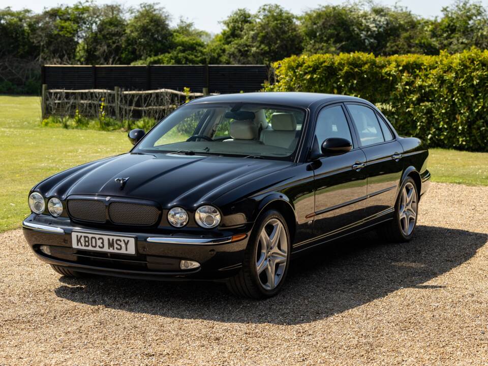 Image 18/43 of Jaguar XJR (2003)