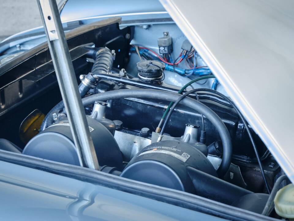 Image 48/50 of MG MGB (1976)