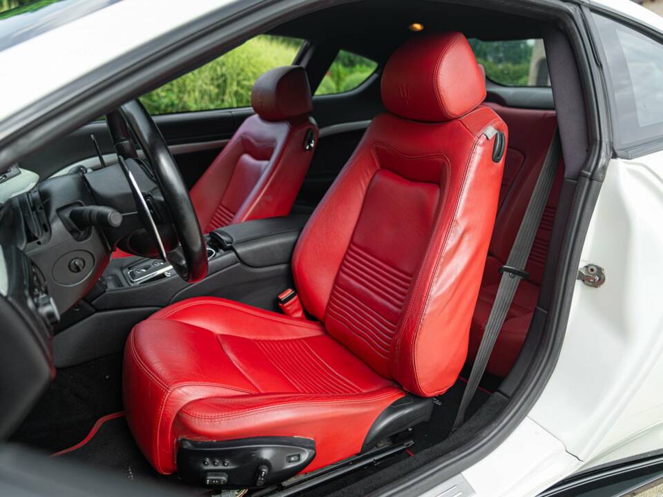 Bild 27/50 von Maserati GranTurismo 4.2 (2008)