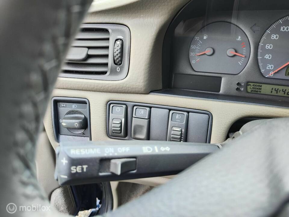 Image 16/33 of Volvo S 70 2.5 T (1997)