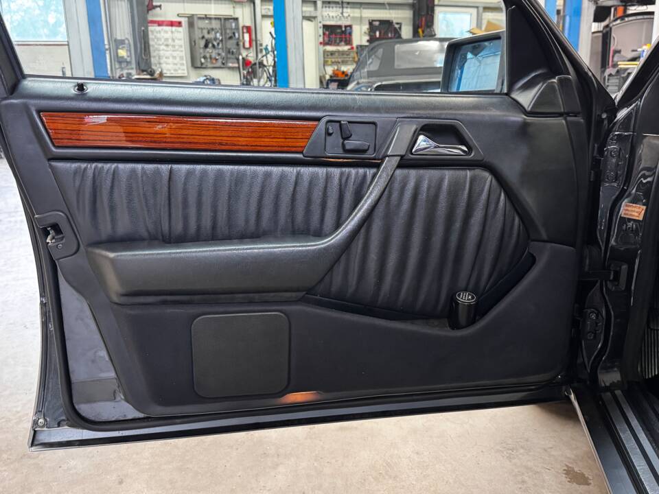 Bild 39/54 von Mercedes-Benz 300 TD Turbo (1993)