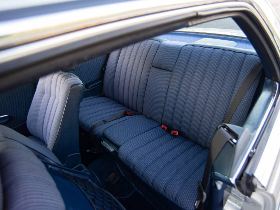 Immagine 16/28 di Mercedes-Benz 230 CE (1984)