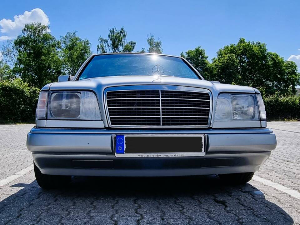 Bild 11/12 von Mercedes-Benz E 220 (1994)