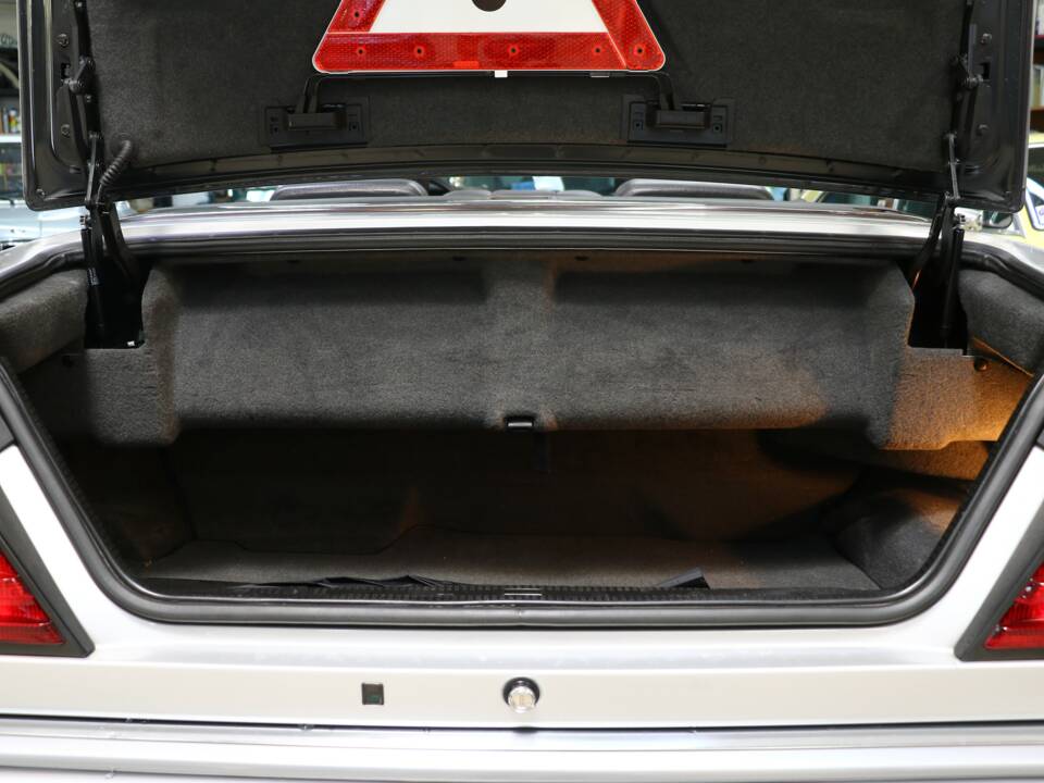 Immagine 40/43 di Mercedes-Benz E 200 (1994)