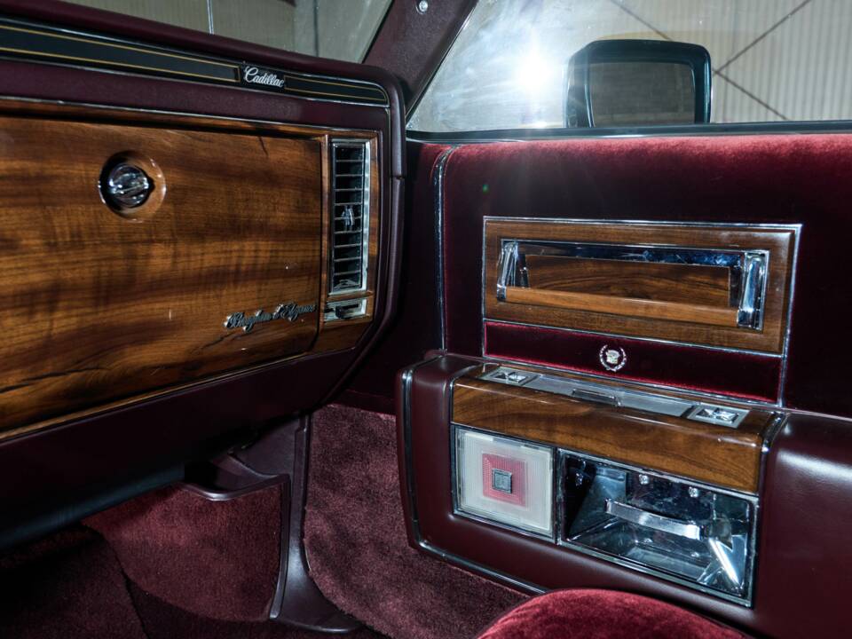 Image 41/58 of Cadillac Brougham Elegance (1988)