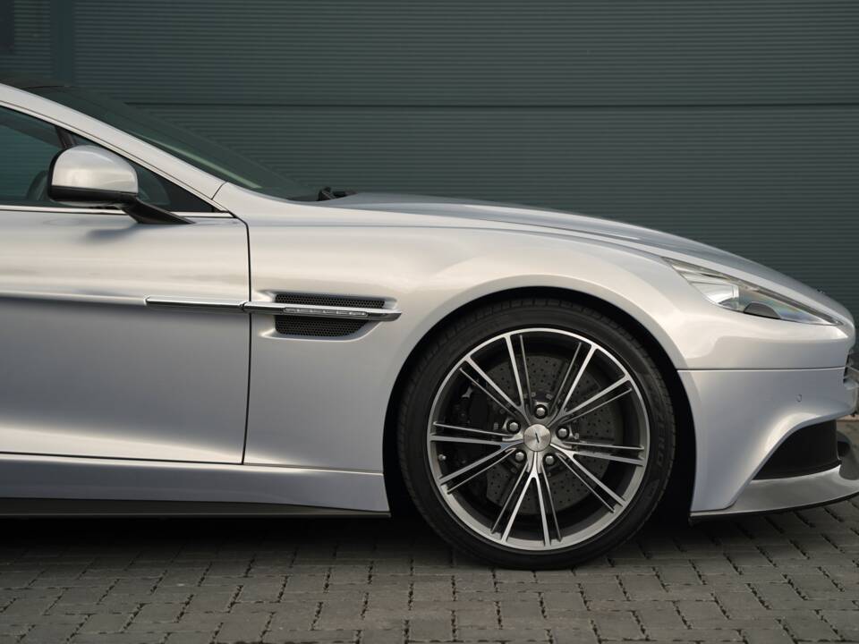 Image 24/50 of Aston Martin Vanquish (2014)