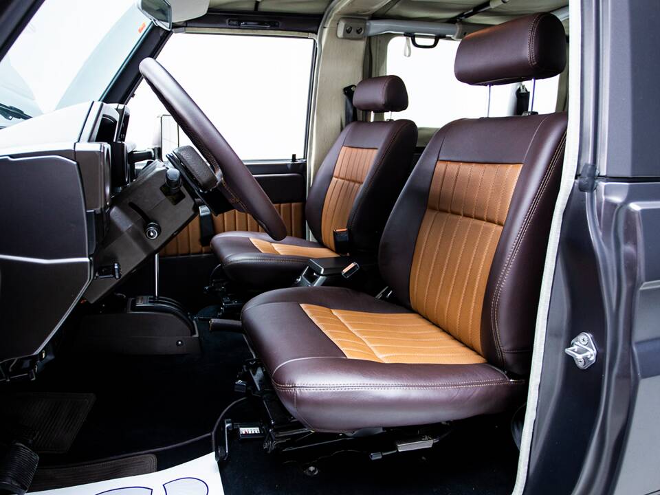 Image 14/42 of Toyota Land Cruiser FJ 62 (1985)